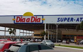 Fachada do supermercado Rebouças na Av. Alberto Maranhão